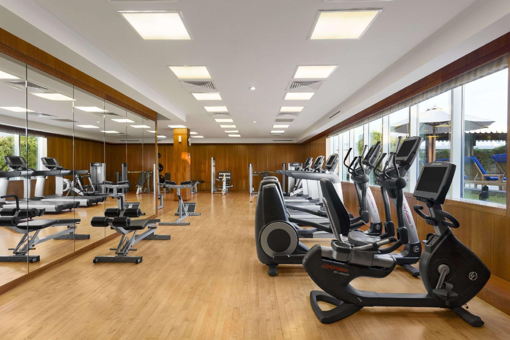 ホテル ラマダ バイ ウィンダム ジュメイラ ドバイ エクステリア 写真 The gym at the hotel
