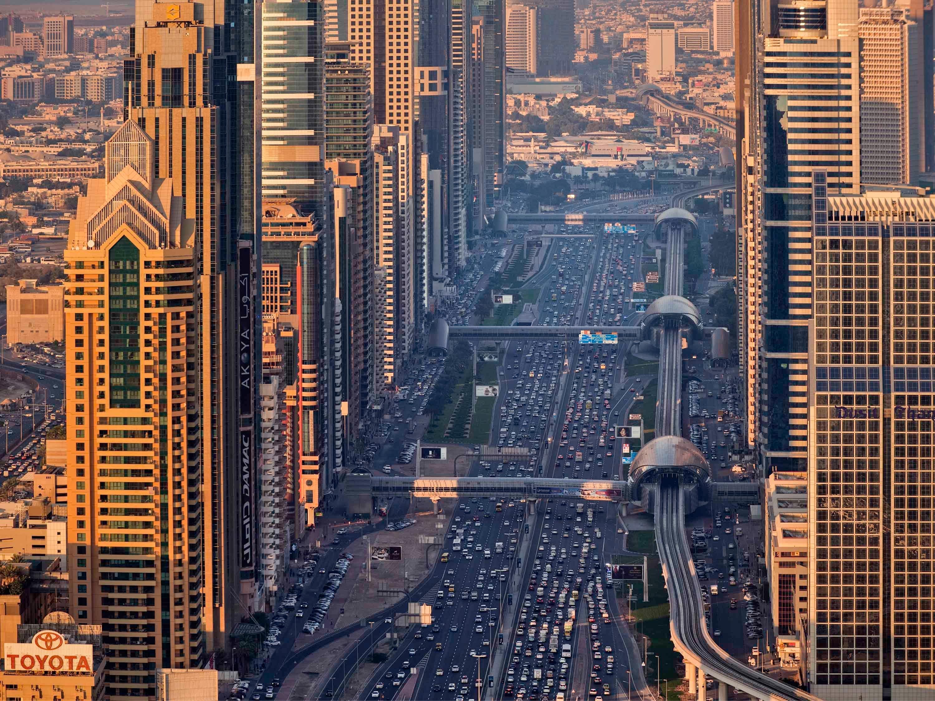 ホテル ラマダ バイ ウィンダム ジュメイラ ドバイ エクステリア 写真 Traffic in Dubai
