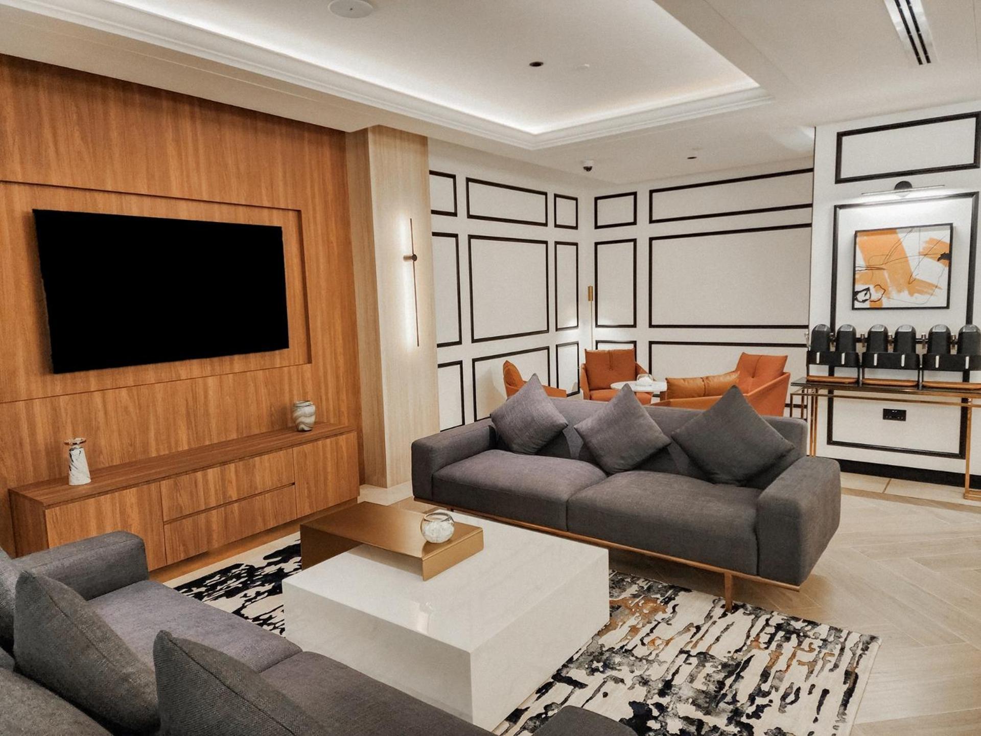 ホテル ラマダ バイ ウィンダム ジュメイラ ドバイ エクステリア 写真 The interior of the lounge