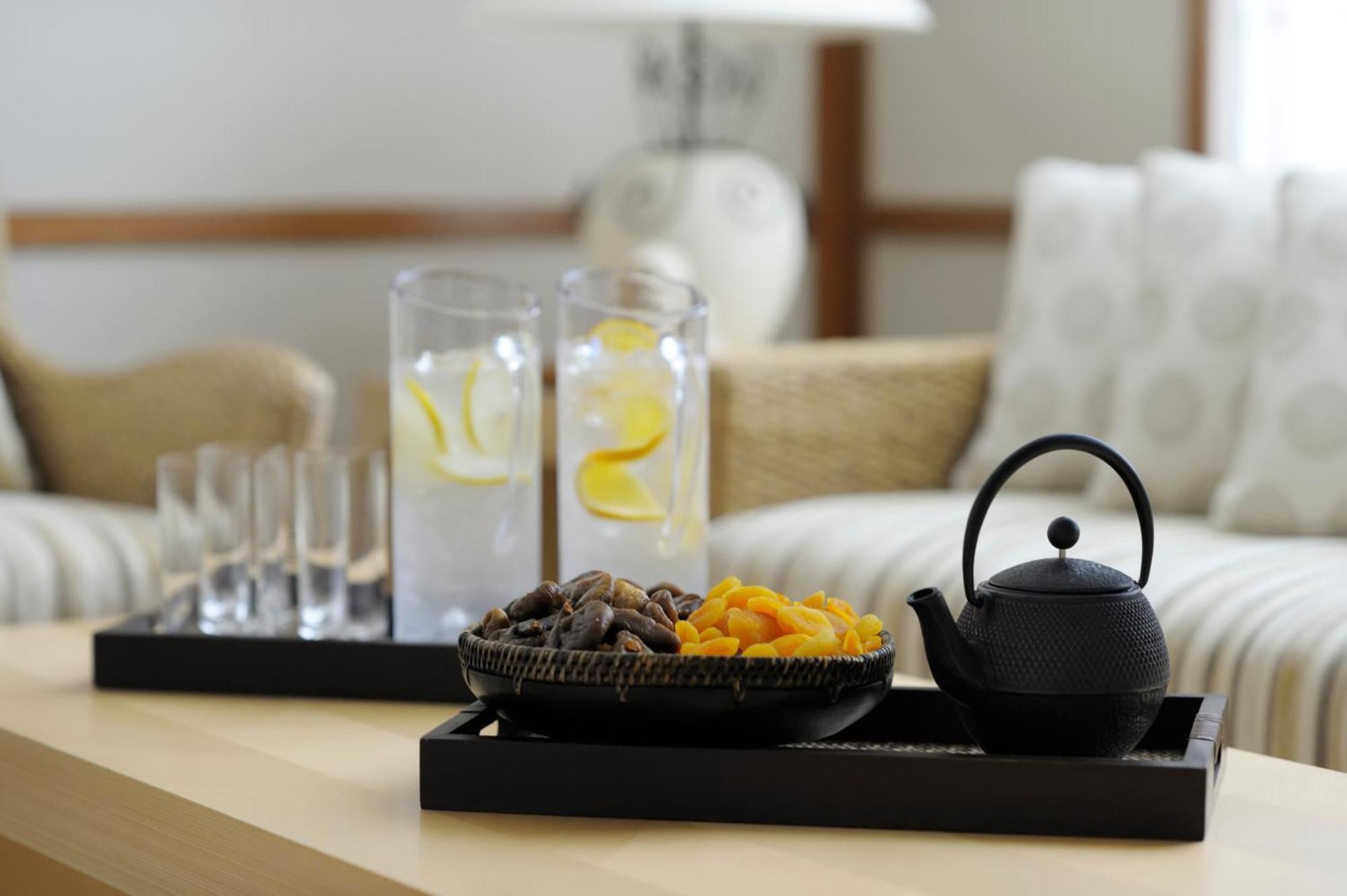 ホテル ラマダ バイ ウィンダム ジュメイラ ドバイ エクステリア 写真 A serving tray