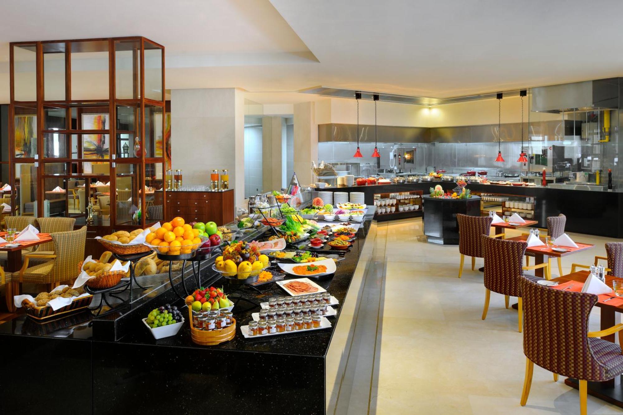 ホテル ラマダ バイ ウィンダム ジュメイラ ドバイ レストラン 写真 The buffet at the hotel